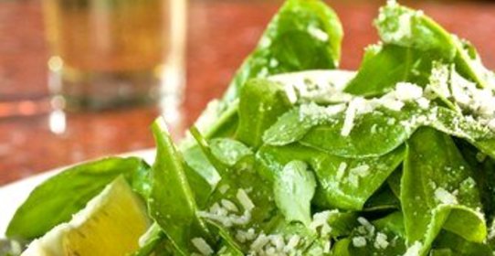 Зеленый салат с сырным винегретом