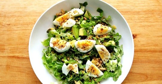 Салат из зелени с яйцом