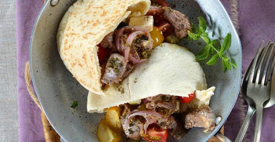 Пита с ягненком и салатом