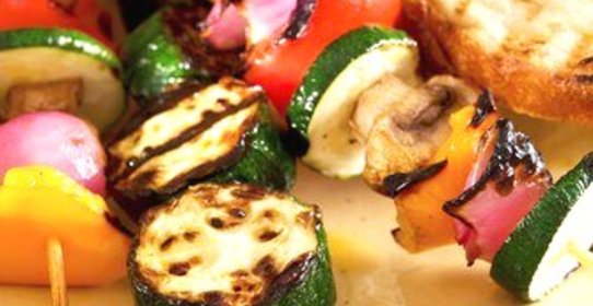 Шашлыки из сыра халлоуми, кабачков, грибов и перцев