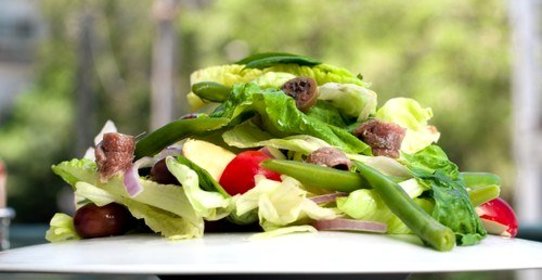 Салат из стручковой фасоли с сыром конте, шампиньонами и зеленью