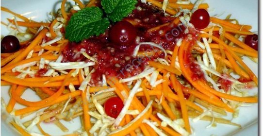 Салат ореховый с клюквенным соусом