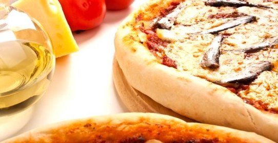 Пицца на дрожжевом тесте с томатами и анчоусами