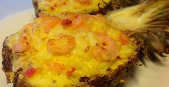 Ананас, фаршированный креветками
