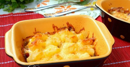 Куриное филе запечённое с вялеными помидорами и ананасами