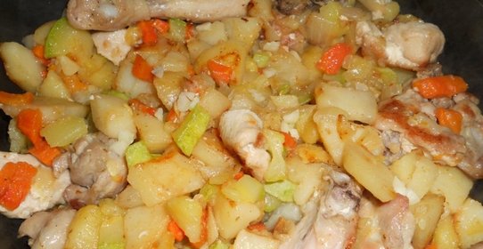 Картофель жареный с курицей и овощами