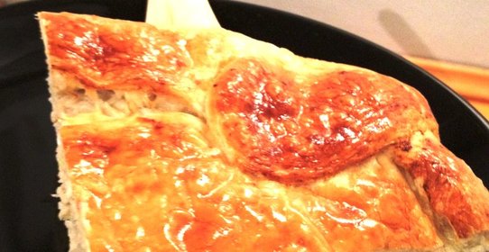 Пирог из слоеного теста с сельдью