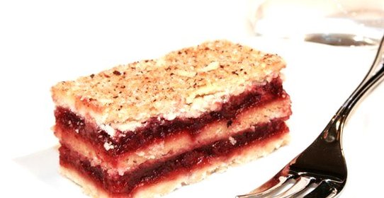 Бисквит с кремом из малины и маскарпоне