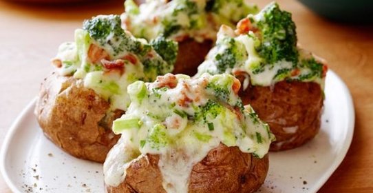 Запеченный картофель с беконом, брокколи и сыром
