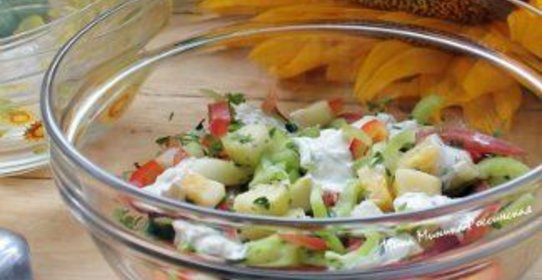 Салат с запеченным кабачком и соусом блю чиз