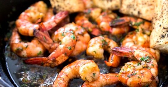 Жареные креветки в панцире с чесноком