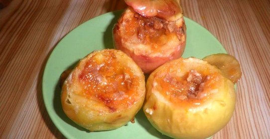 Запеченные яблоки с вареньем и орехами