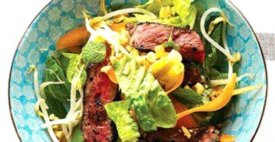 Салат из говядины, фасоли и моркови