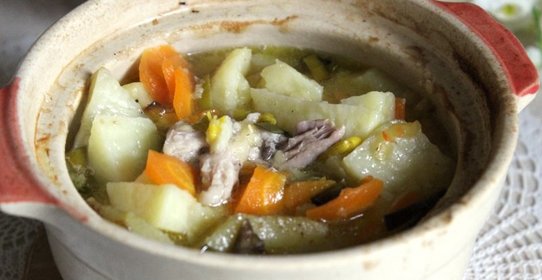 Картофель с мясом и чечевицей в горшочках