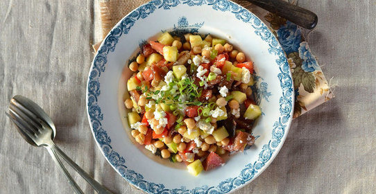 Салат с нутом и помидорами