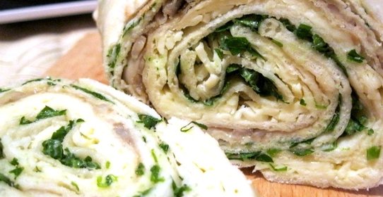 Рулет из лаваша с грибами, шпинатом и сыром