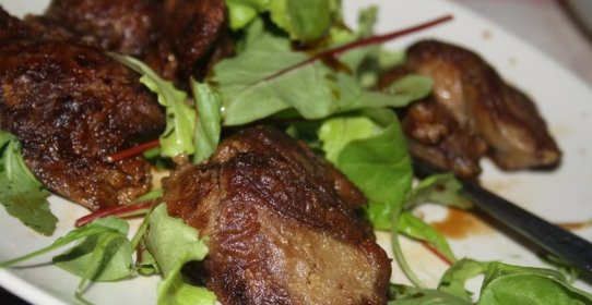 Нежная куриная печень с бальзамиком и миксом салатов