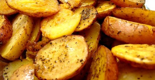 Жареный молодой картофель с чесноком и зеленью