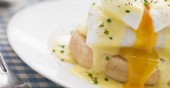 Яйца-пашот на хрустящих тостах