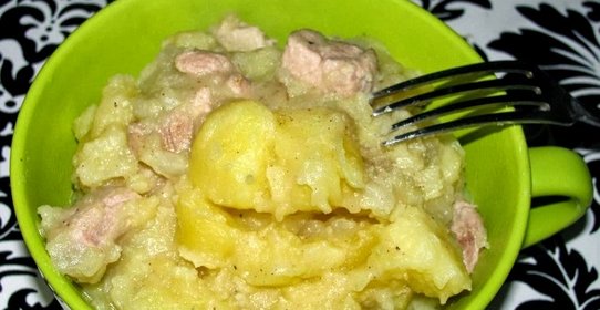 Тушеная картошка и мясо в кастрюле