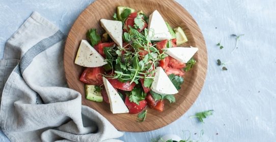 Салат из помидоров с адыгейским сыром