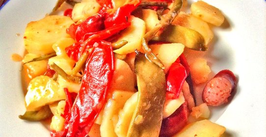 Запеченные овощи с сырокопчеными колбасками и гороховыми стручками