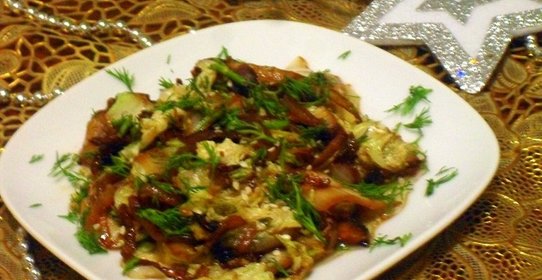 Теплый салат из пекинской капусты с шампиньонами