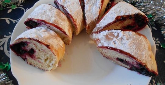 Черносмородиновый рулет-подкова