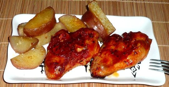 Крылышки в томатном соусе и картофель на гарнир