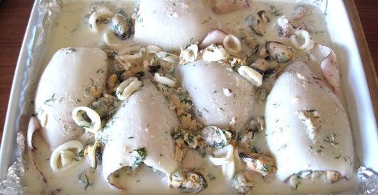 Фаршированные морепродуктами кальмары, запеченные в сливочном соусе