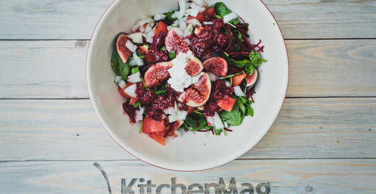Легкий салат с рукколой, инжиром и малиновой заправкой