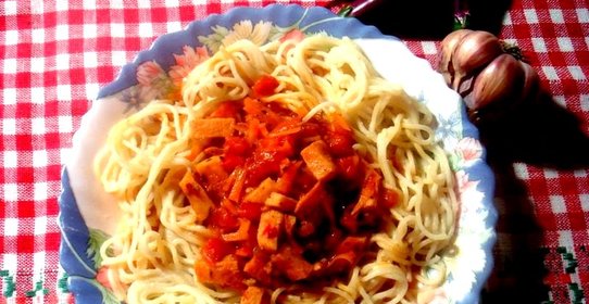 Томатный соус с колбасой