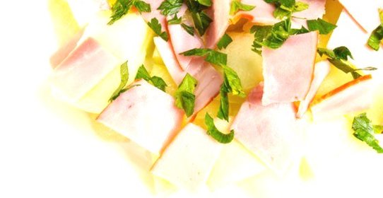 Салат из ветчины с дыней