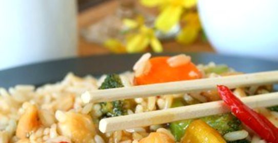 Жареные овощи с лимонной травой и базиликом в кокосовом молоке