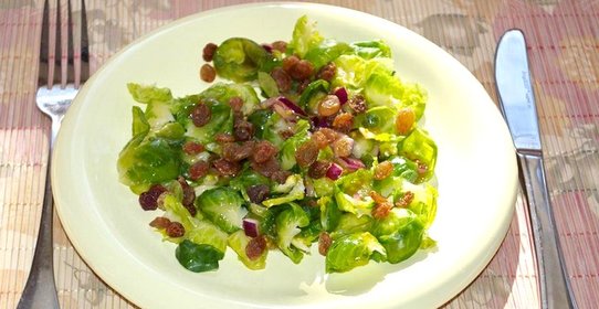 Нежнейший салат с брюссельской капустой и изюмом
