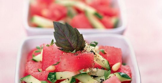 Салат из арбуза и огурцов