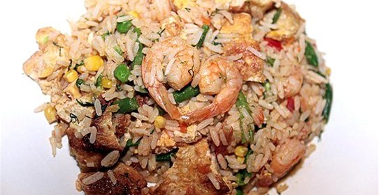 Рис с креветками, овощами и омлетом
