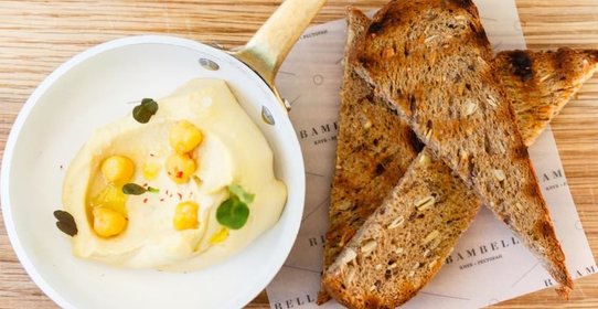 Хумус с тостом на гриле от Ribambelle