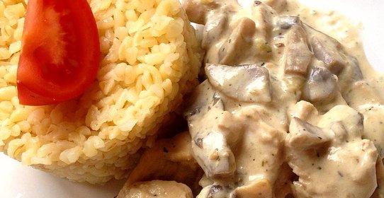 Индейка с грибами в сливочном соусе с булгуром