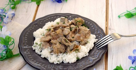 Куриная печень с маслятами в сметане