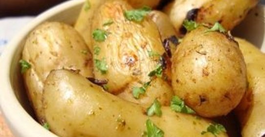 Молодой картофель с чесноком и петрушкой