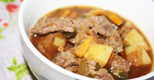 Летнее рагу с говядиной и печеными овощами с ароматом дымка