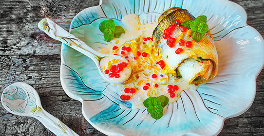 Рулет из судака со шпинатом и красной икрой