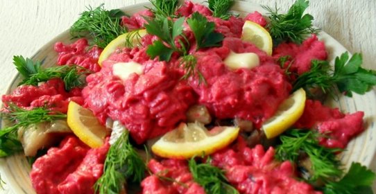 Селедочка под свекольным крем-соусом