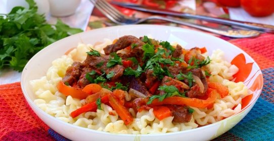 Говядина с овощами и томатами