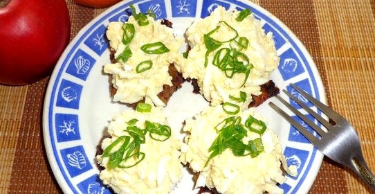 Отбивные с яичным салатом