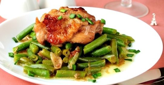 Курица в красном вине со стручковой фасолью
