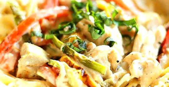 Куриное филе с пастой и болгарским перцем