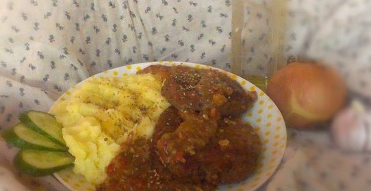 Котлеты с томатно-луковым соусом