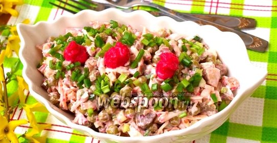 Салат с курицей, сыром и маринованными грибами